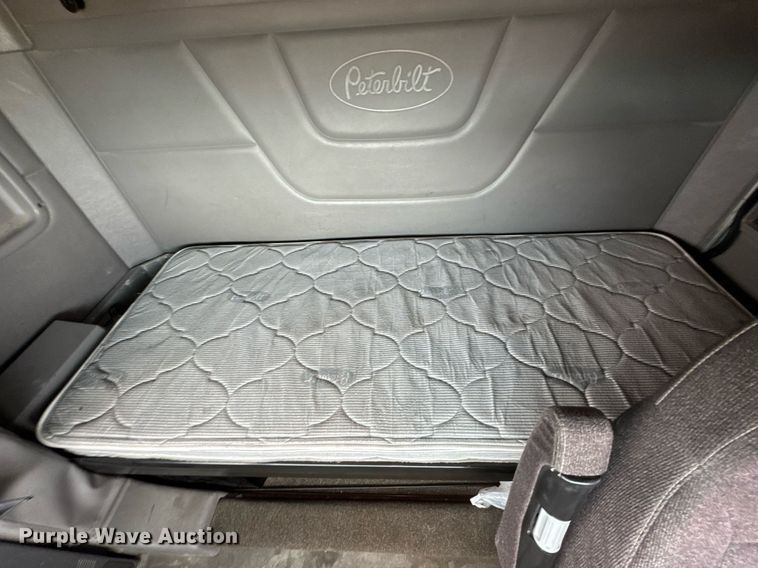 image for item DO0281 2017 Peterbilt 579 semi truck