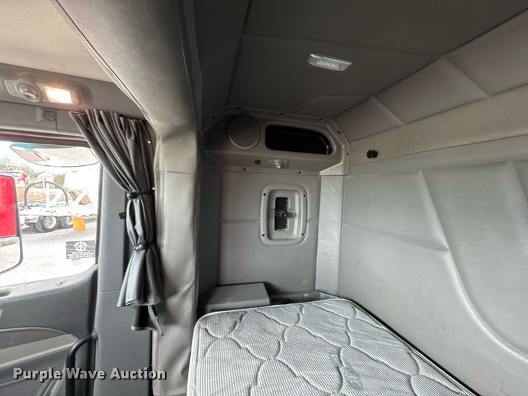 image for item DO0281 2017 Peterbilt 579 semi truck