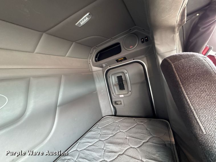 image for item DO0281 2017 Peterbilt 579 semi truck