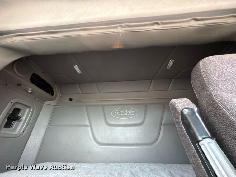 image for item DO0281 2017 Peterbilt 579 semi truck