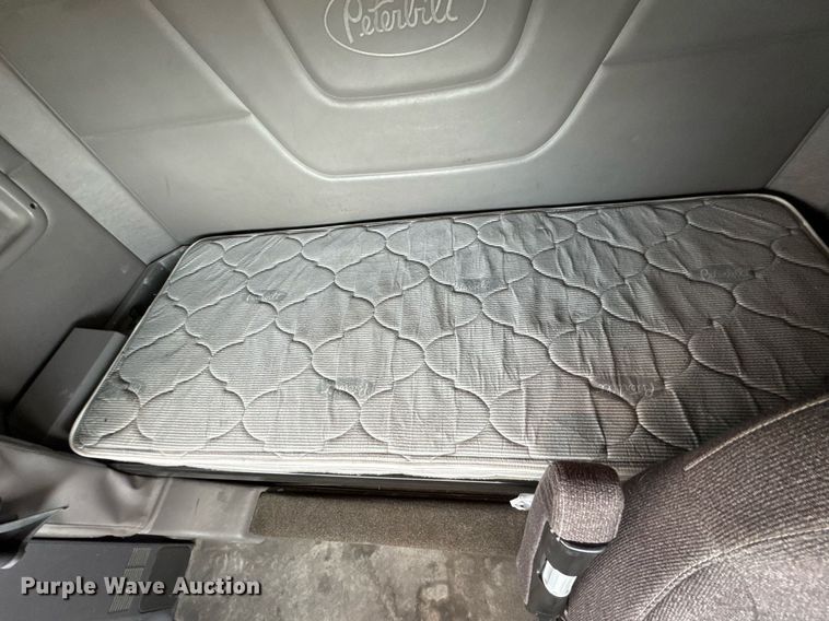 image for item DO0281 2017 Peterbilt 579 semi truck