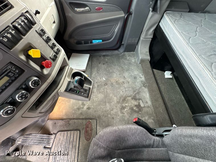image for item DO0281 2017 Peterbilt 579 semi truck