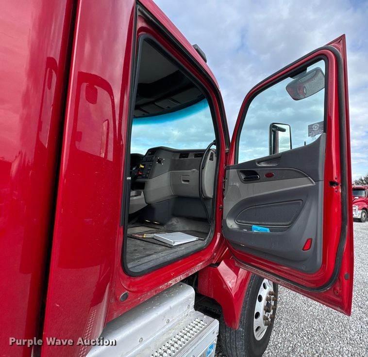 image for item DO0281 2017 Peterbilt 579 semi truck