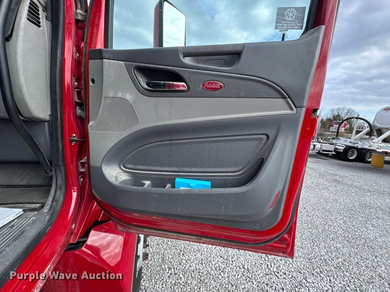 image for item DO0281 2017 Peterbilt 579 semi truck