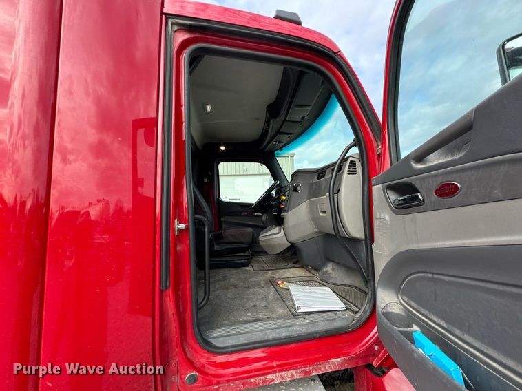 image for item DO0281 2017 Peterbilt 579 semi truck