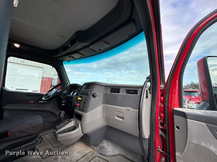 image for item DO0281 2017 Peterbilt 579 semi truck