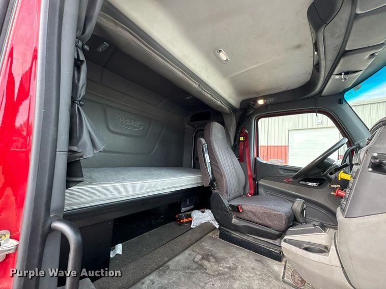 image for item DO0281 2017 Peterbilt 579 semi truck