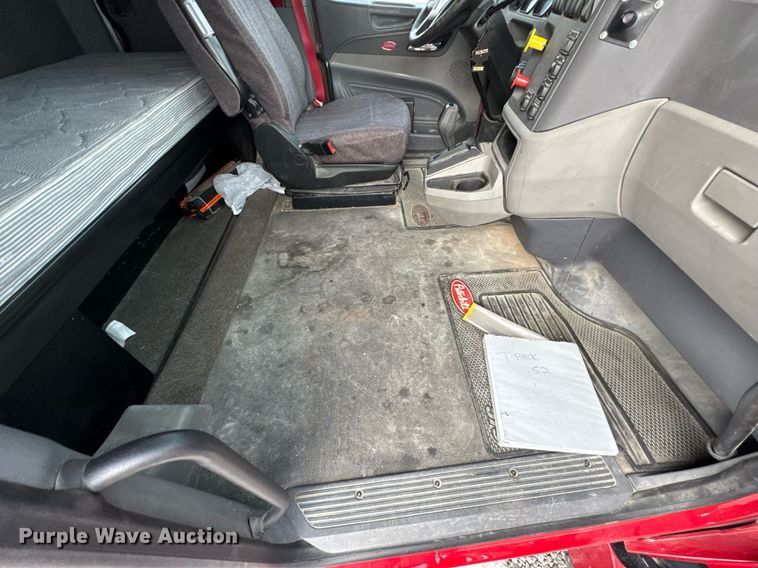 image for item DO0281 2017 Peterbilt 579 semi truck