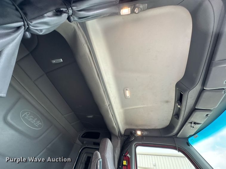 image for item DO0281 2017 Peterbilt 579 semi truck