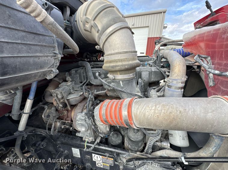 image for item DO0281 2017 Peterbilt 579 semi truck