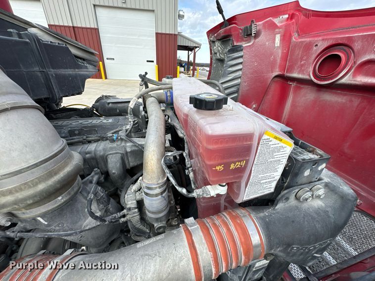 image for item DO0281 2017 Peterbilt 579 semi truck