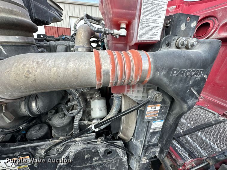 image for item DO0281 2017 Peterbilt 579 semi truck