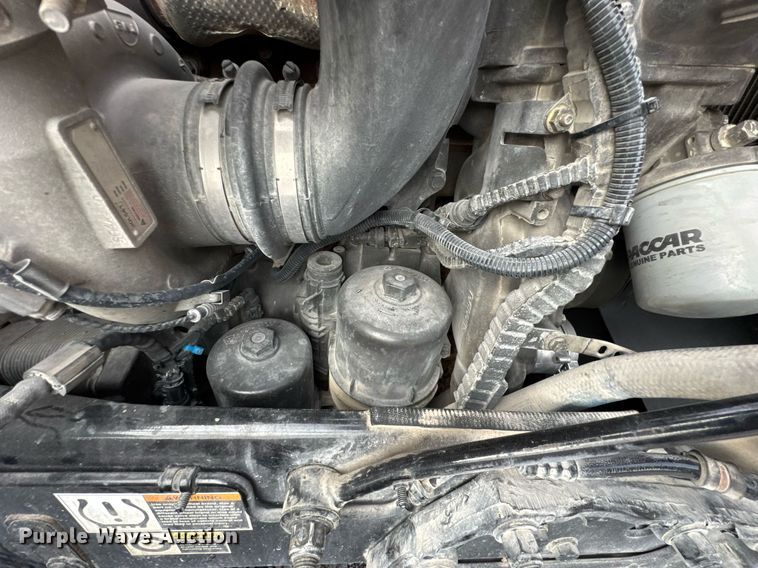 image for item DO0281 2017 Peterbilt 579 semi truck