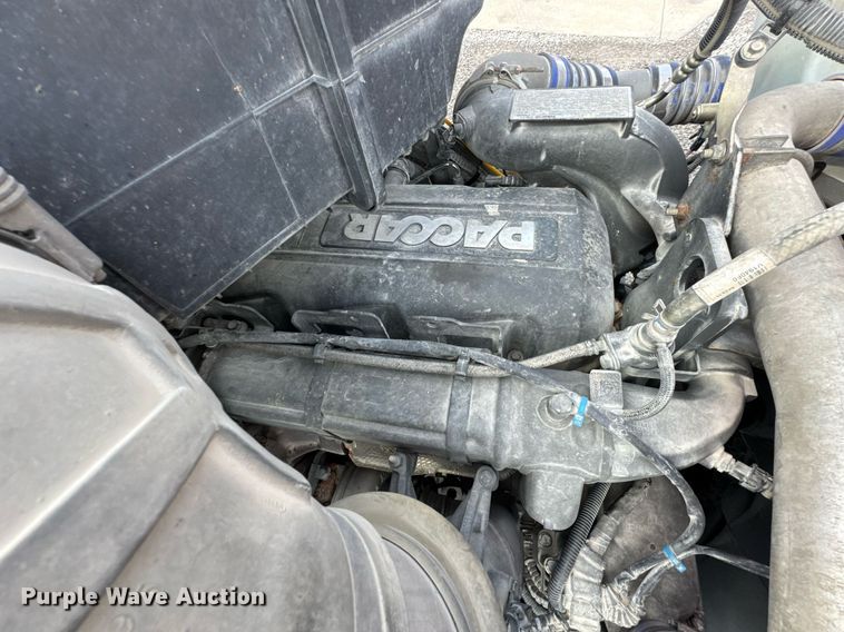 image for item DO0281 2017 Peterbilt 579 semi truck