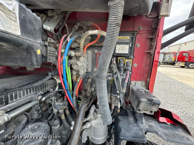 image for item DO0281 2017 Peterbilt 579 semi truck