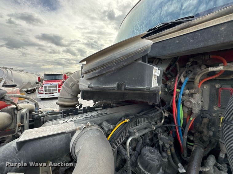 image for item DO0281 2017 Peterbilt 579 semi truck