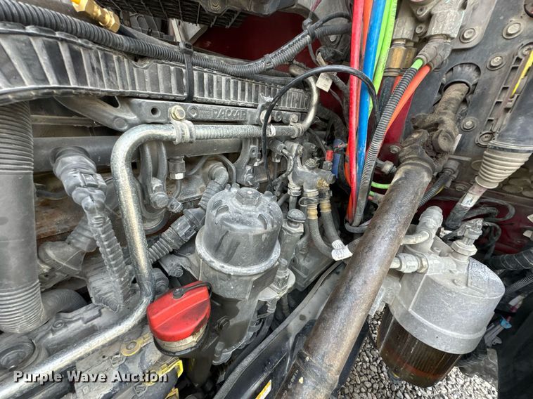 image for item DO0281 2017 Peterbilt 579 semi truck