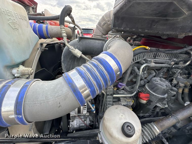 image for item DO0281 2017 Peterbilt 579 semi truck