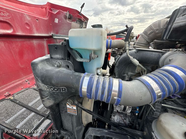 image for item DO0281 2017 Peterbilt 579 semi truck