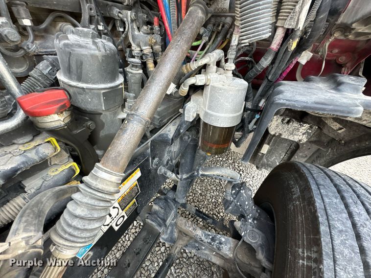 image for item DO0281 2017 Peterbilt 579 semi truck