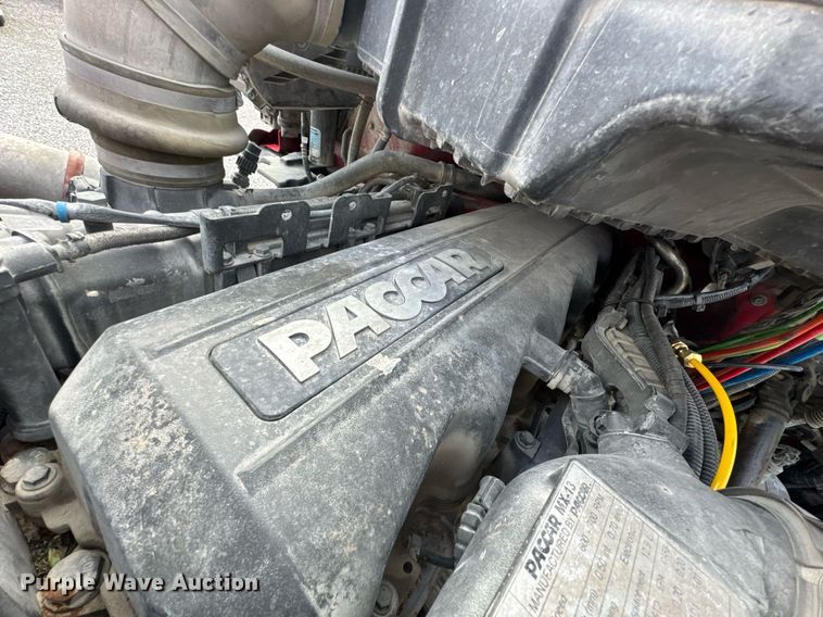 image for item DO0281 2017 Peterbilt 579 semi truck