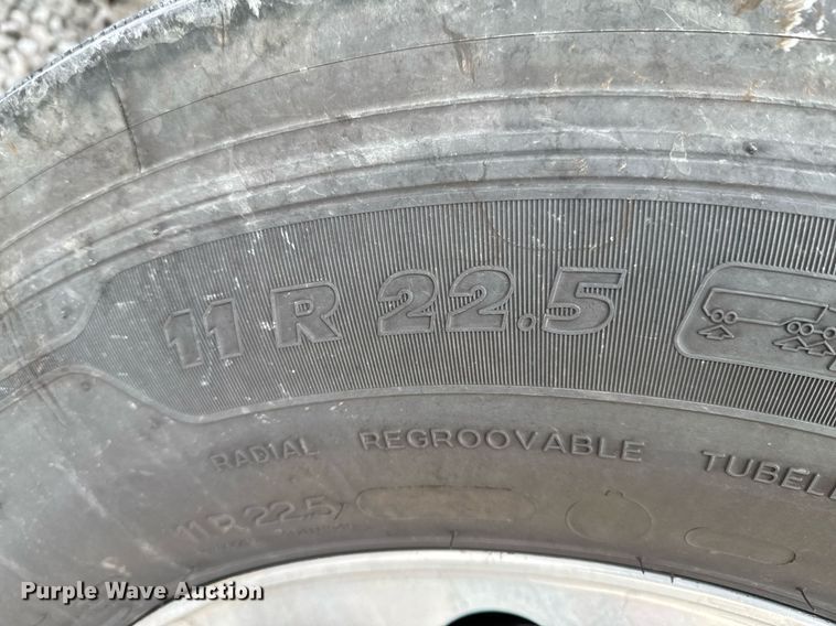 image for item DO0281 2017 Peterbilt 579 semi truck