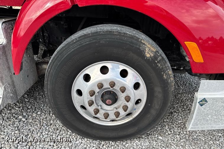 image for item DO0281 2017 Peterbilt 579 semi truck