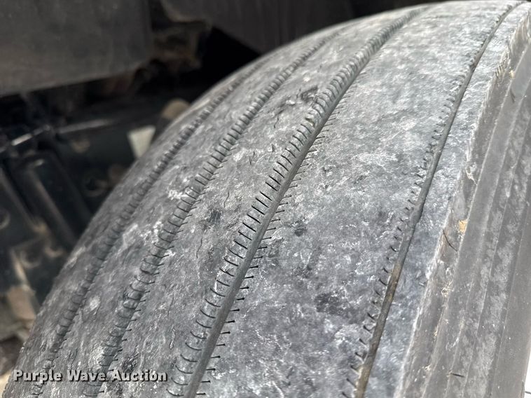 image for item DO0281 2017 Peterbilt 579 semi truck