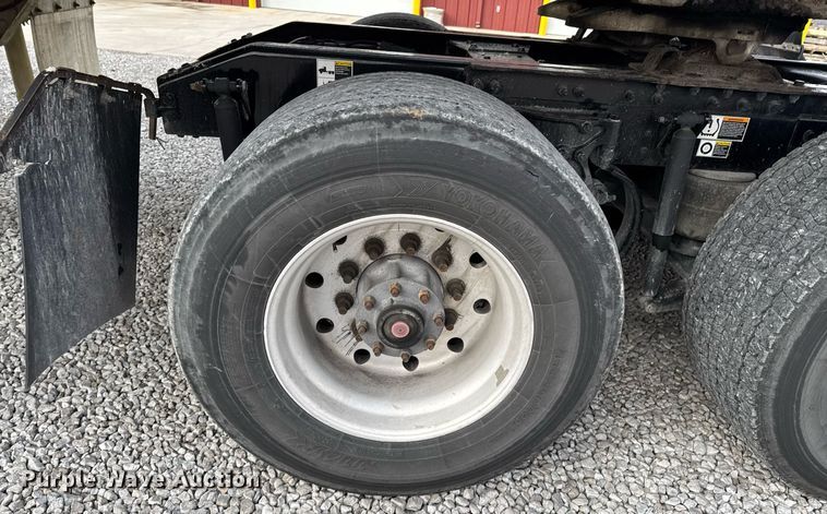 image for item DO0281 2017 Peterbilt 579 semi truck