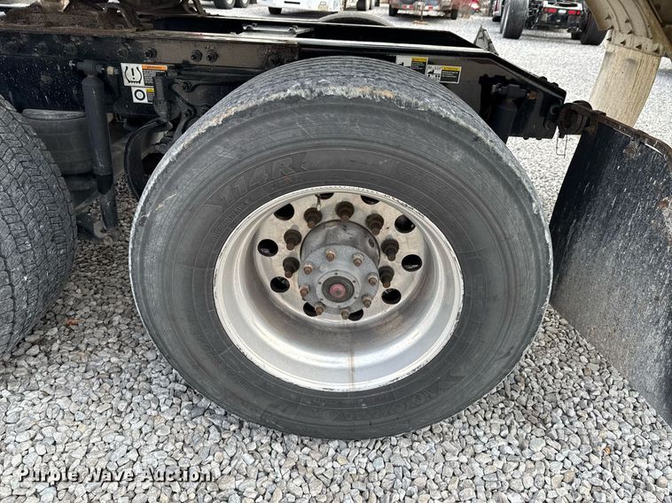 image for item DO0281 2017 Peterbilt 579 semi truck