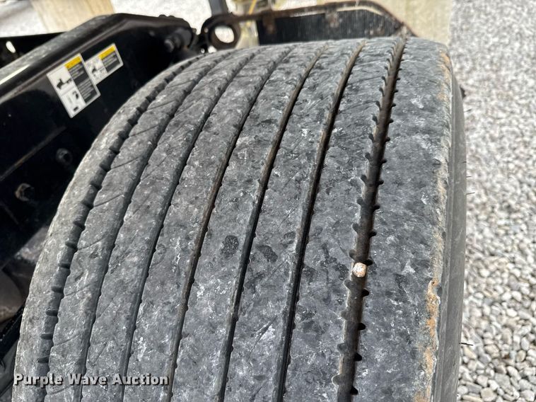 image for item DO0281 2017 Peterbilt 579 semi truck