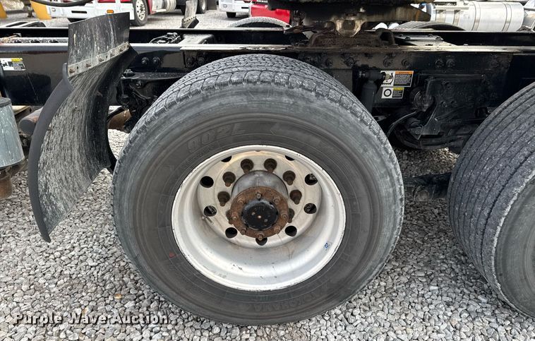 image for item DO0281 2017 Peterbilt 579 semi truck