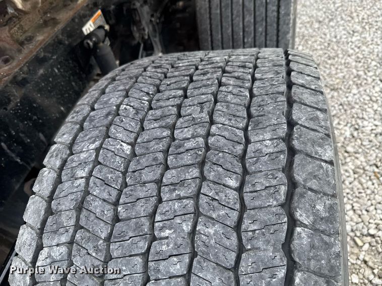 image for item DO0281 2017 Peterbilt 579 semi truck