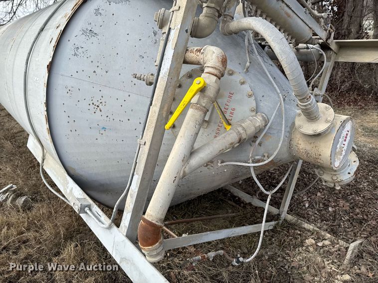 image for item DO0377 Free Flow cement silo