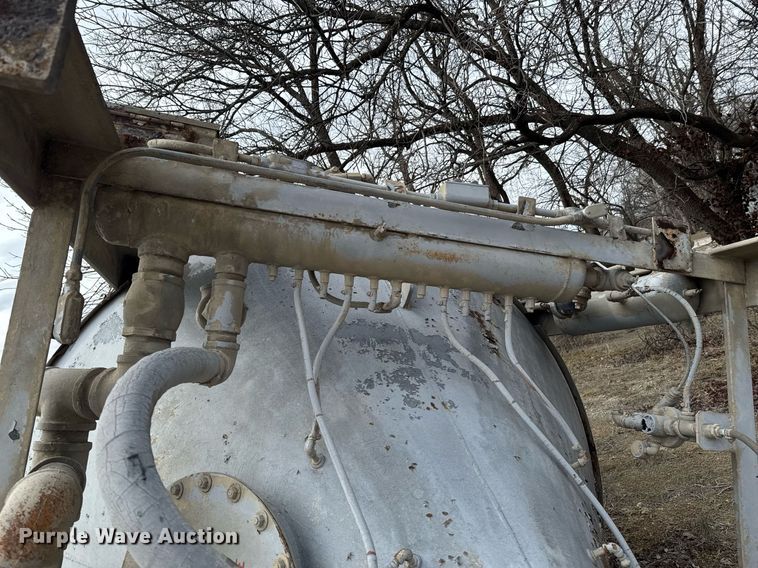 image for item DO0377 Free Flow cement silo