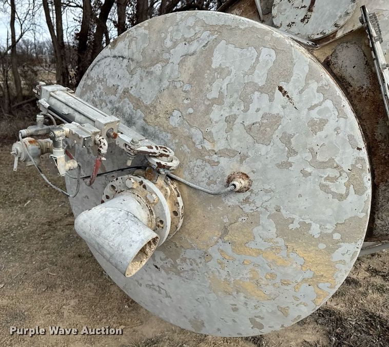 image for item DO0377 Free Flow cement silo