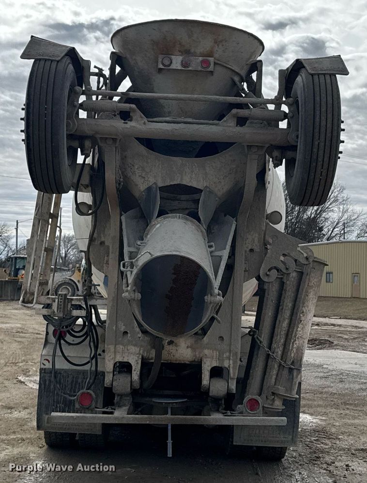 image for item DO0380 2015 Peterbilt 365 ready mix truck