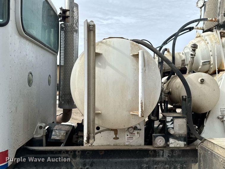 image for item DO0380 2015 Peterbilt 365 ready mix truck