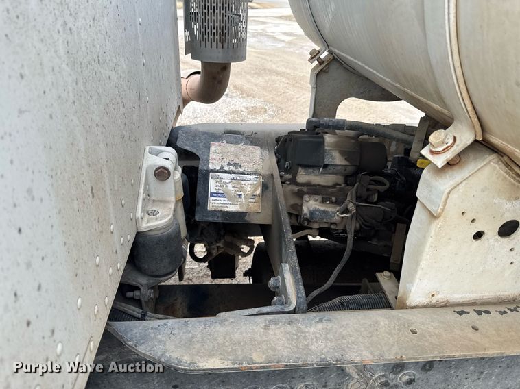 image for item DO0380 2015 Peterbilt 365 ready mix truck