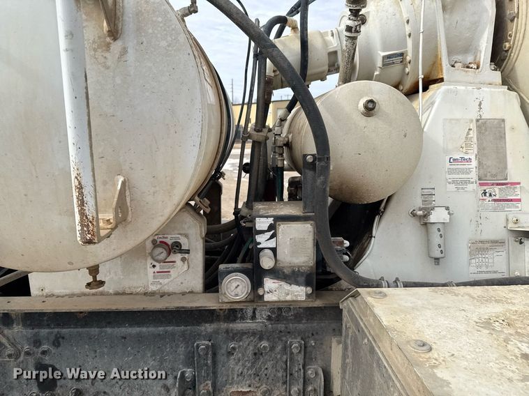 image for item DO0380 2015 Peterbilt 365 ready mix truck