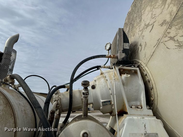 image for item DO0380 2015 Peterbilt 365 ready mix truck