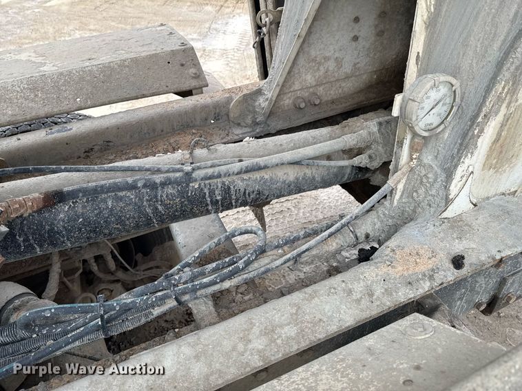 image for item DO0380 2015 Peterbilt 365 ready mix truck