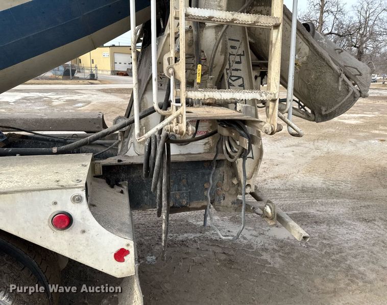 image for item DO0380 2015 Peterbilt 365 ready mix truck