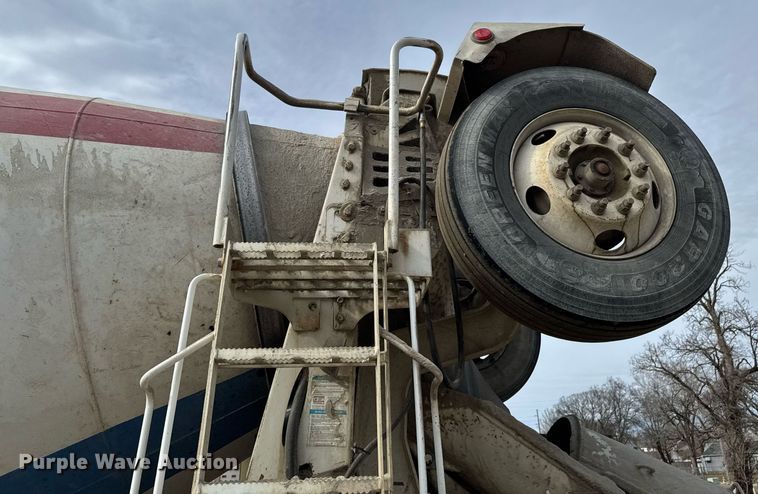 image for item DO0380 2015 Peterbilt 365 ready mix truck