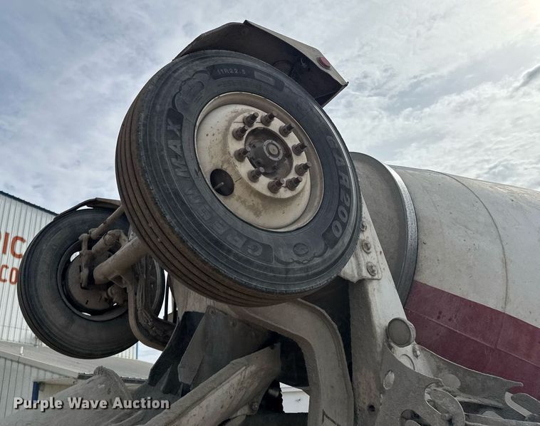 image for item DO0380 2015 Peterbilt 365 ready mix truck