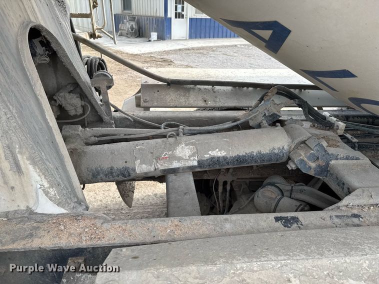 image for item DO0380 2015 Peterbilt 365 ready mix truck