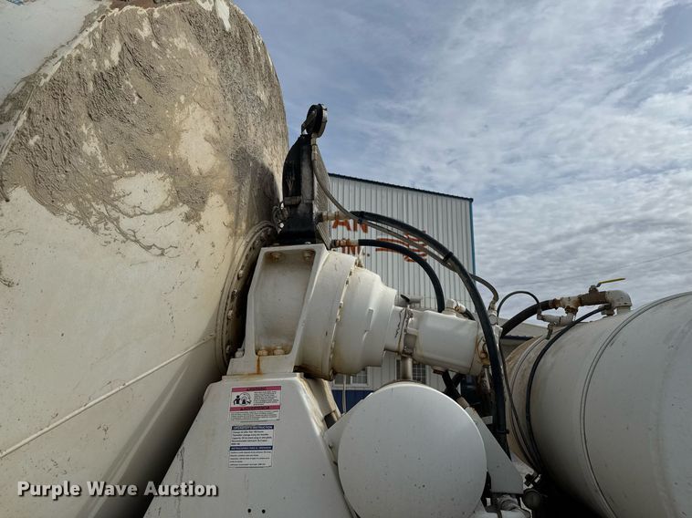 image for item DO0380 2015 Peterbilt 365 ready mix truck