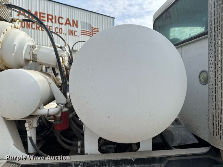 image for item DO0380 2015 Peterbilt 365 ready mix truck