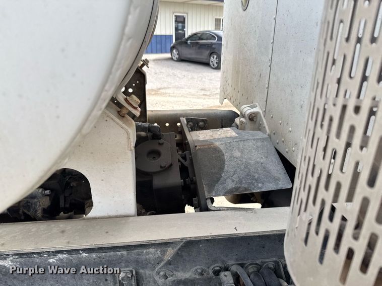 image for item DO0380 2015 Peterbilt 365 ready mix truck