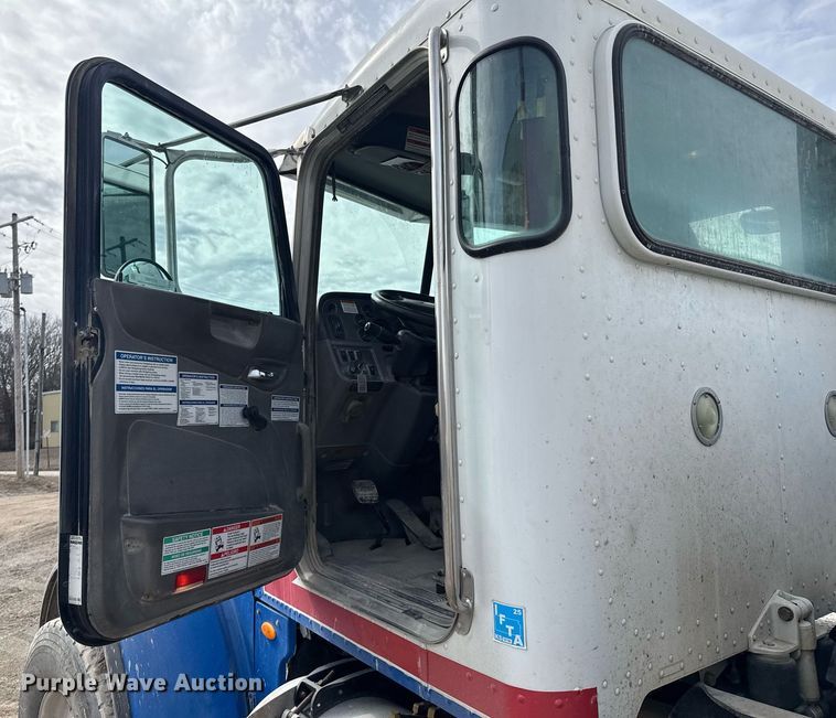 image for item DO0380 2015 Peterbilt 365 ready mix truck